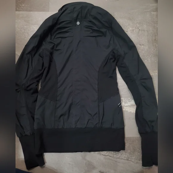 Lululemon Run: Back On Track Long Sleeve Jacket. Black. Hood. Size 4. - Picture 5 of 13